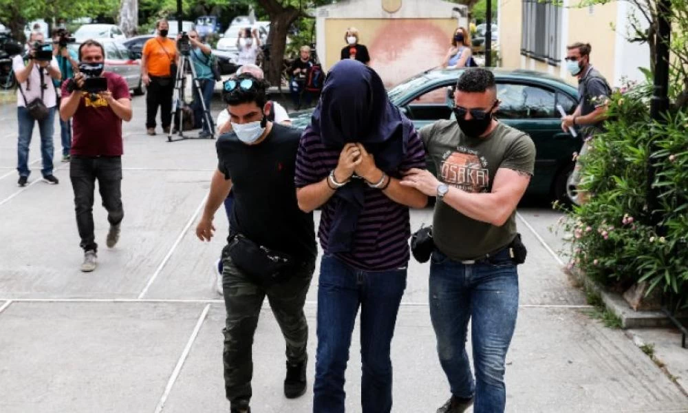 Νέα Σμύρνη: "Χιονοστιβάδα" αποκαλύψεων για τον σάτυρο